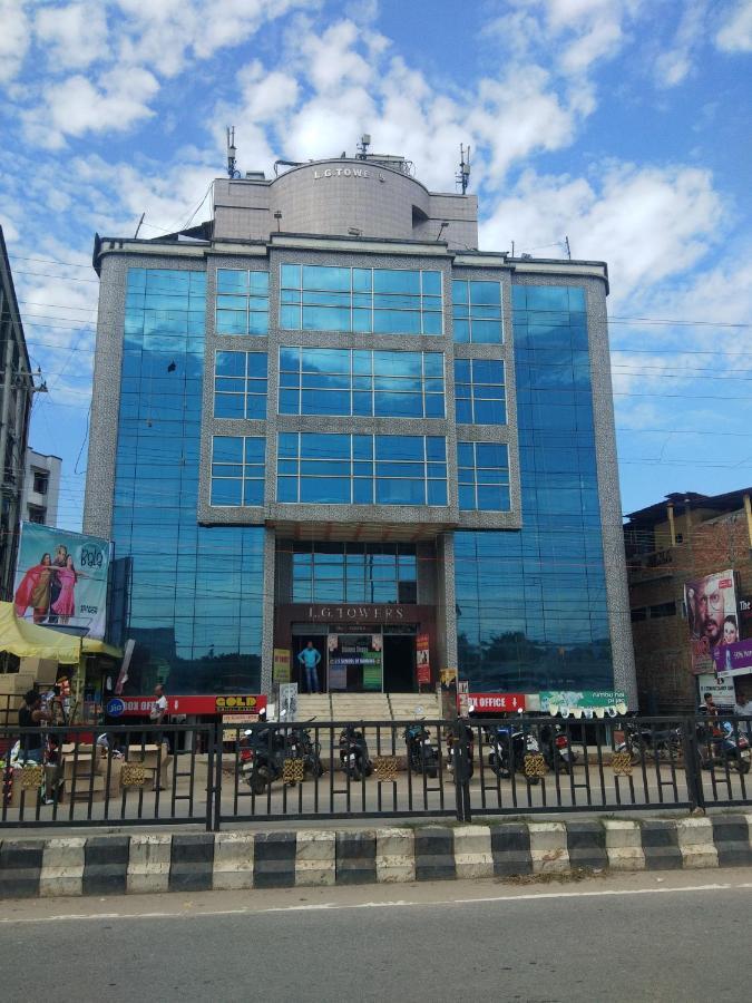 LG Towers Hotel Guwahati Buitenkant foto